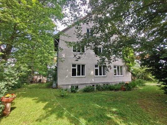 Rückseitiger Gebäudeteil mit Blick ins Grüne – Privatsphäre garantiert.