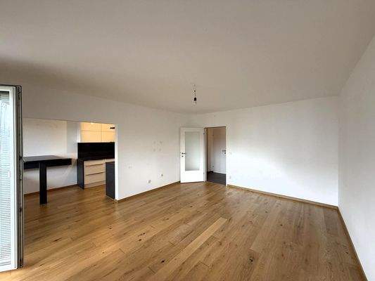 Wohnzimmer mit angeschlossenem Balkon und Küche