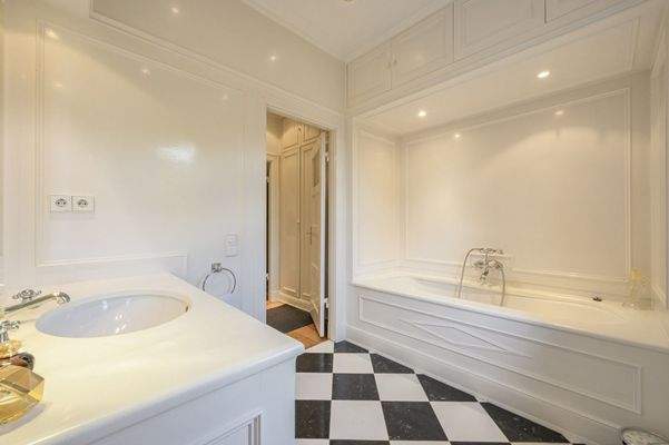 Vollbad mit originalen Stilelementen