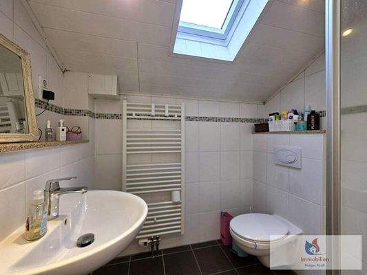 Badezimmer mit Dusche DG