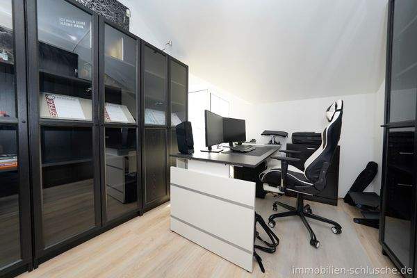 Büro (mit Balkonzugang)