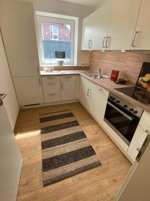 Moderne Küche mit Fenster