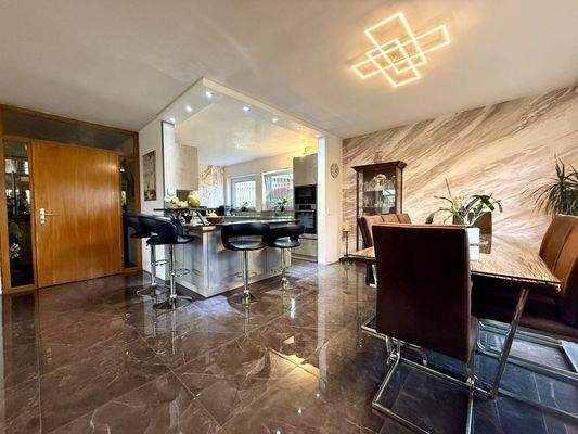 Esszimmer und Küche