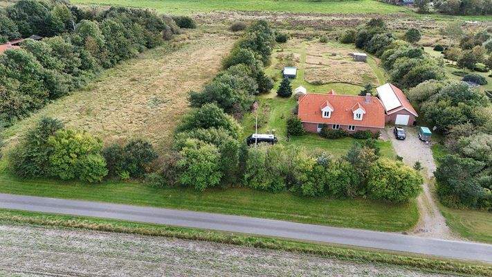 Drohne Richtung S/SW mit Straße und AUffahrt
