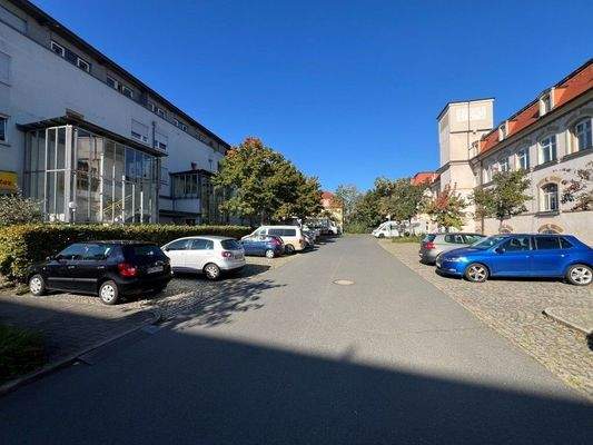 Hof mit Parkplätzen