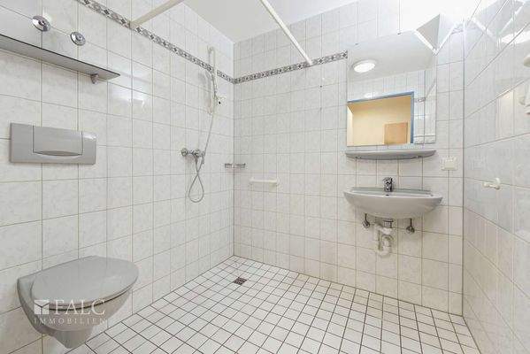 Badezimmer mit Dusche