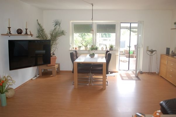 ETW/Buchenweg: Wohnzi. Rtg. Terrasse 2. Bild