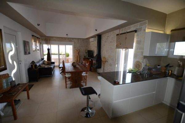 Freistehende Villa mit drei Schlafzimmern und Gästeapartment, Olivenhain und Pool