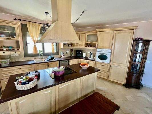 Kreta, Agios Nikolaos: Geräumige Wohnung im 2. Stock mit Panoramablick auf das Meer zu verkaufen