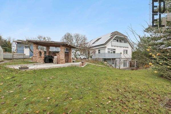 Außenansicht mit Freisitz und Outdoorküche