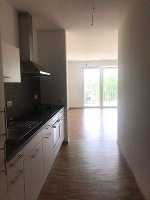 Einbauküche mit Blick in den Wohnraum