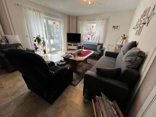 freundlices großes Wohnzimmer