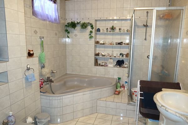 Bad mit Badewanne, Dusche, Bidet und WC