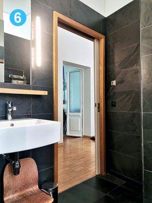 Badezimmer mit Blick zum Loggiazimmer 