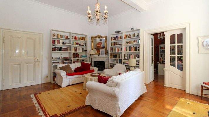 großes Wohnzimmer mit Kamin