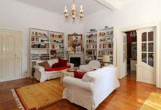 großes Wohnzimmer mit Kamin