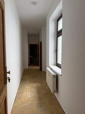 Langer Flur mit Fenster