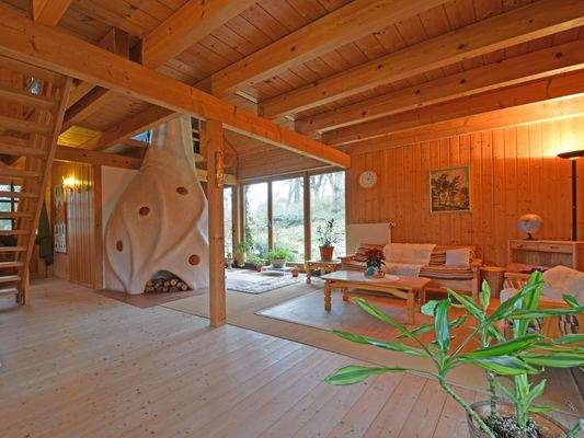 Großzügiger heller Wohnbereich mit Zugang zur Terrasse