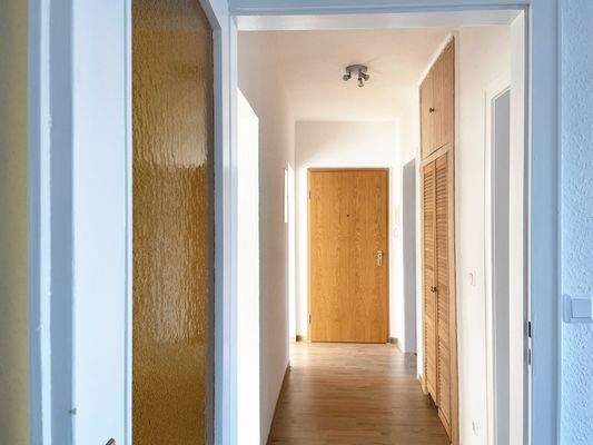 Flur, Blick zur Wohnungstür.JPG