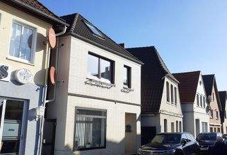 Front von der Strasse