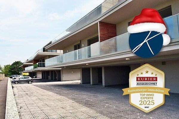 Vorderansicht mit den Parkplätzen