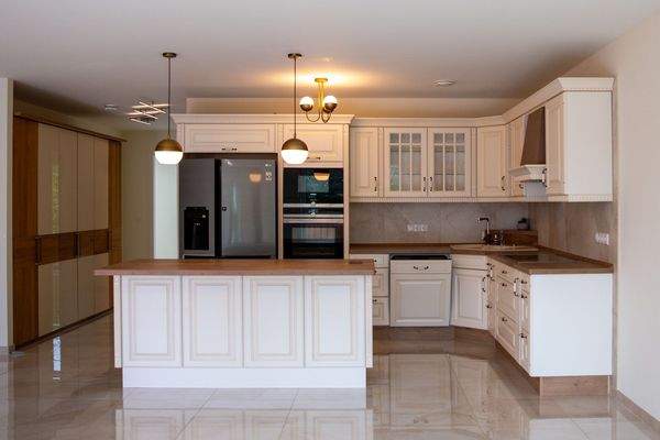 Wohnzimmer mit Balkon und offener Küche