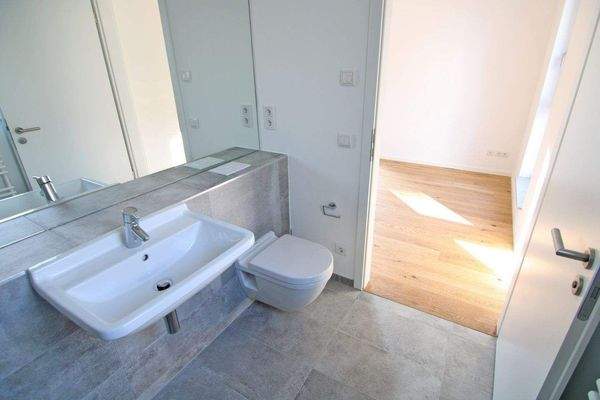 Zwei vollwertige Badezimmer