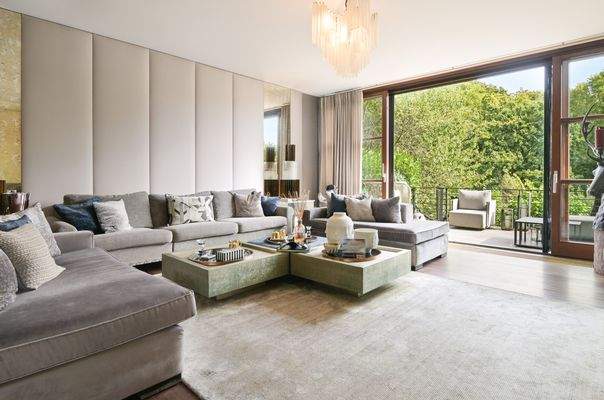 Wohnzimmer mit Balkon