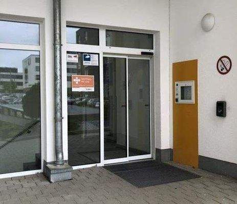 Aussenansicht-Eingang-vom Parkplatz-West - 02.JPG