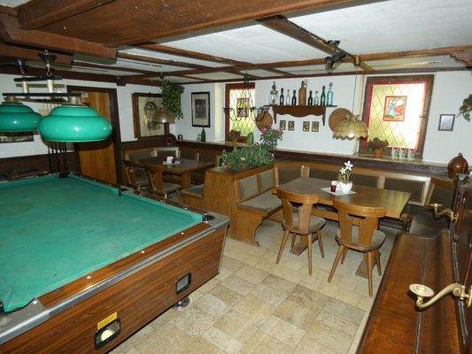 EG - Gaststube mit Billardtisch