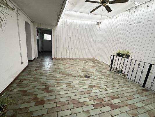 überdachter Innenhof und Zugang zum Garten