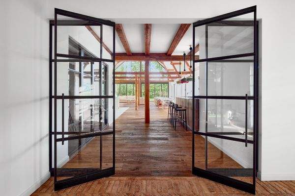 Blick durch moderne Glas-Doppeltüren