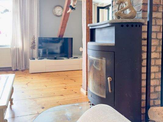 Der großzügige Wohnbereich mit Kamin