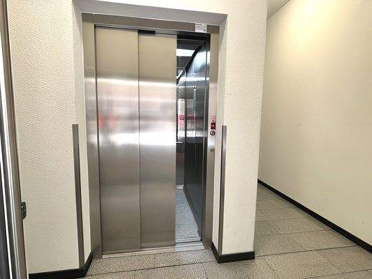 Treppenhaus mit Aufzug