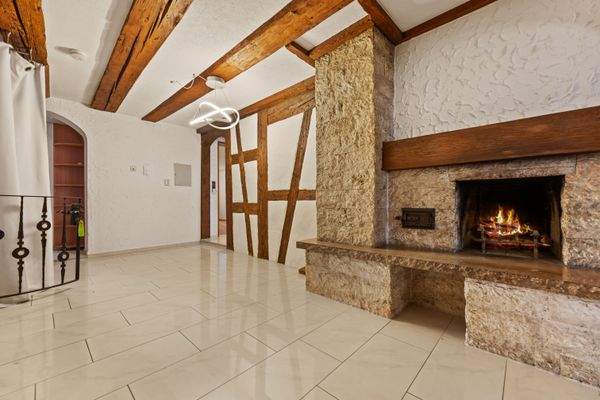 1. OG | Flur mit Kamin