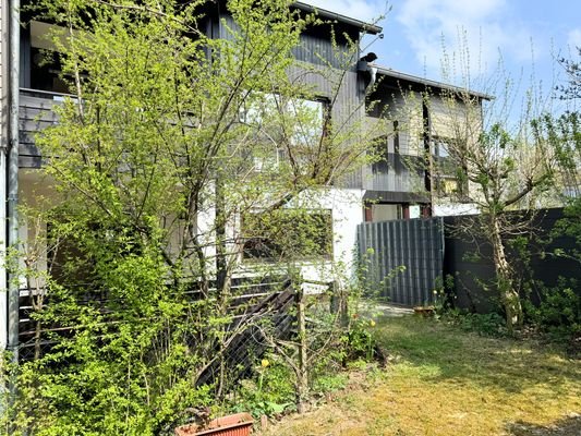 Hausansicht mit Garten