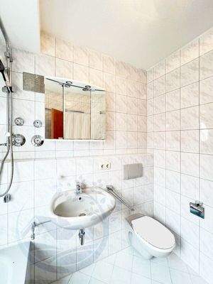 Badezimmer mit Wanne, WB und WC