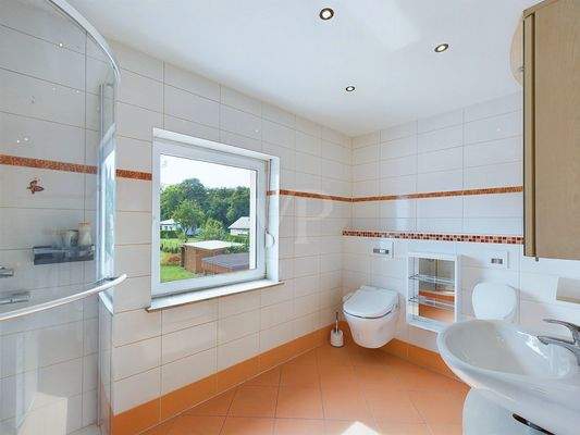 Badezimmer DG mit Dusche