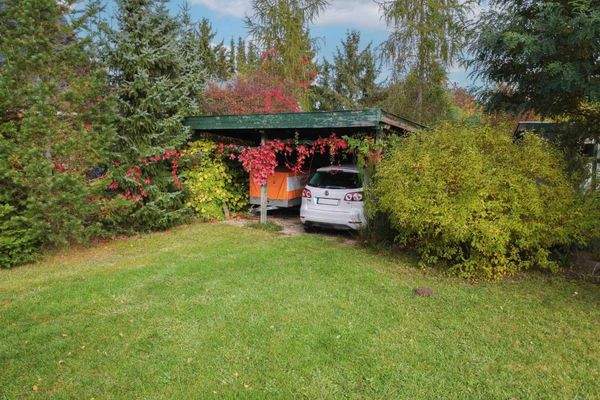 Einfahrt mit Doppelcarport