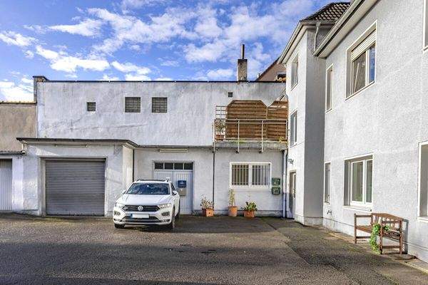 Garage und Stellplätze