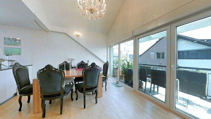 Essbereich mit Balkon