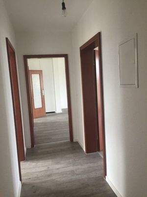 Flur weiß gestrichen mit Holztürramen.jpg