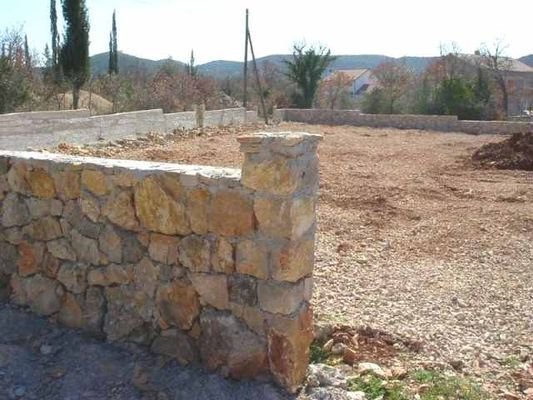 Grundstück mit Natursteinmauer / Plot with natural stone wall