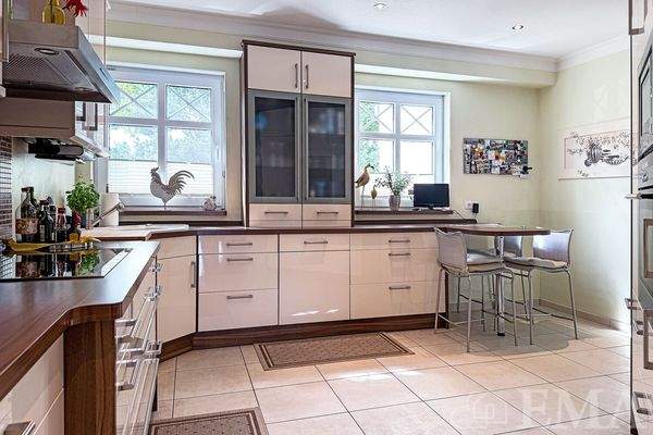 Küche mit Einbauküche und Essplatz