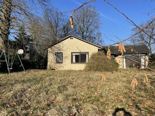 Blick vom Ende des Grundstücks aufs Haus