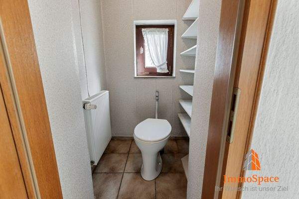 Blick in die separate Gäste-Toilette