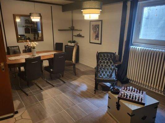 Aufenthaltsbereich im Keller 