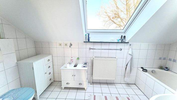 Helles Badezimmer mit Dachfenster