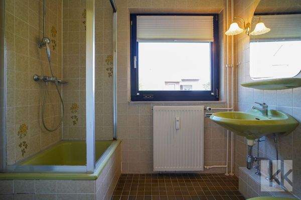 ...ein Badezimmer mit Dusche und...