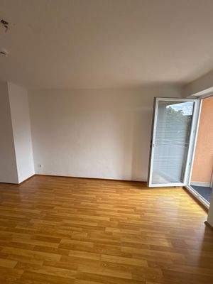 Helles Wohnzimmer mit Balkon